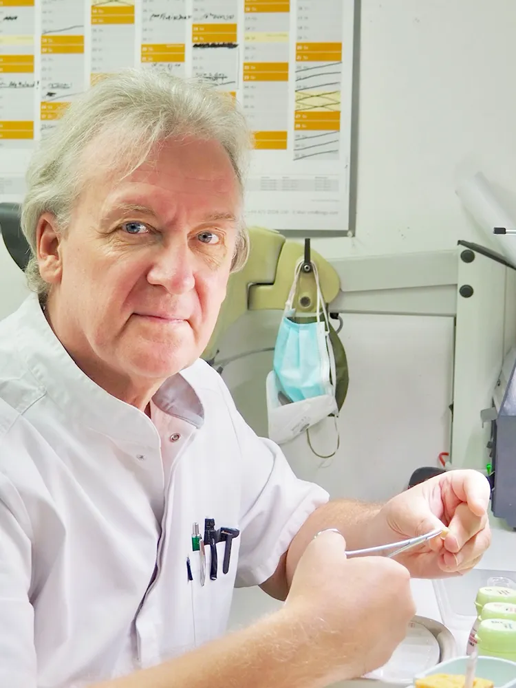 Gerhard, Zahntechniker im Team der Zahngesundheit Clementinengasse